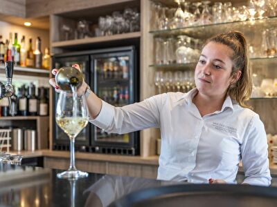 Kellnerin schenkt Wein ein | Hotel Asteria Venray